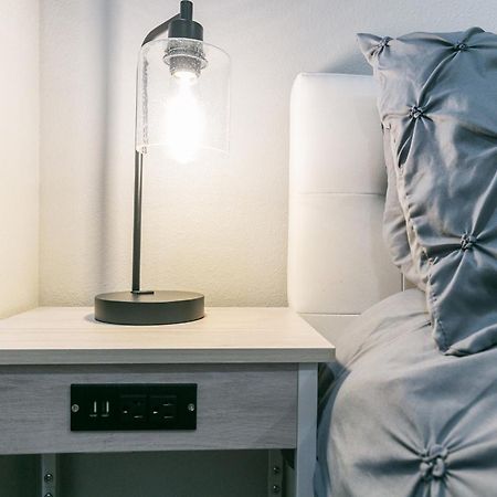 Montrose Guesthouse Suites By Dunyha Houston Bagian luar foto