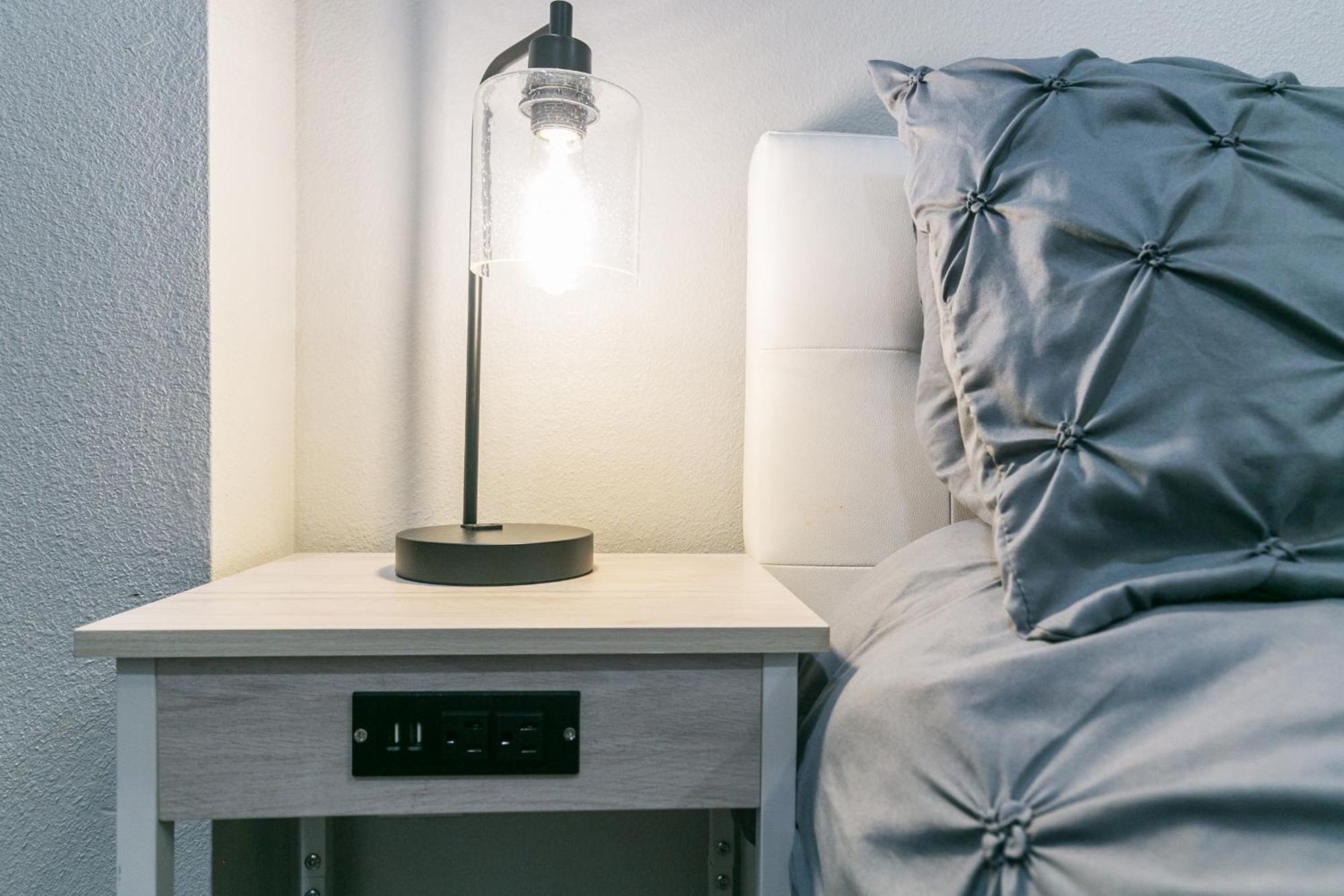 Montrose Guesthouse Suites By Dunyha Houston Bagian luar foto