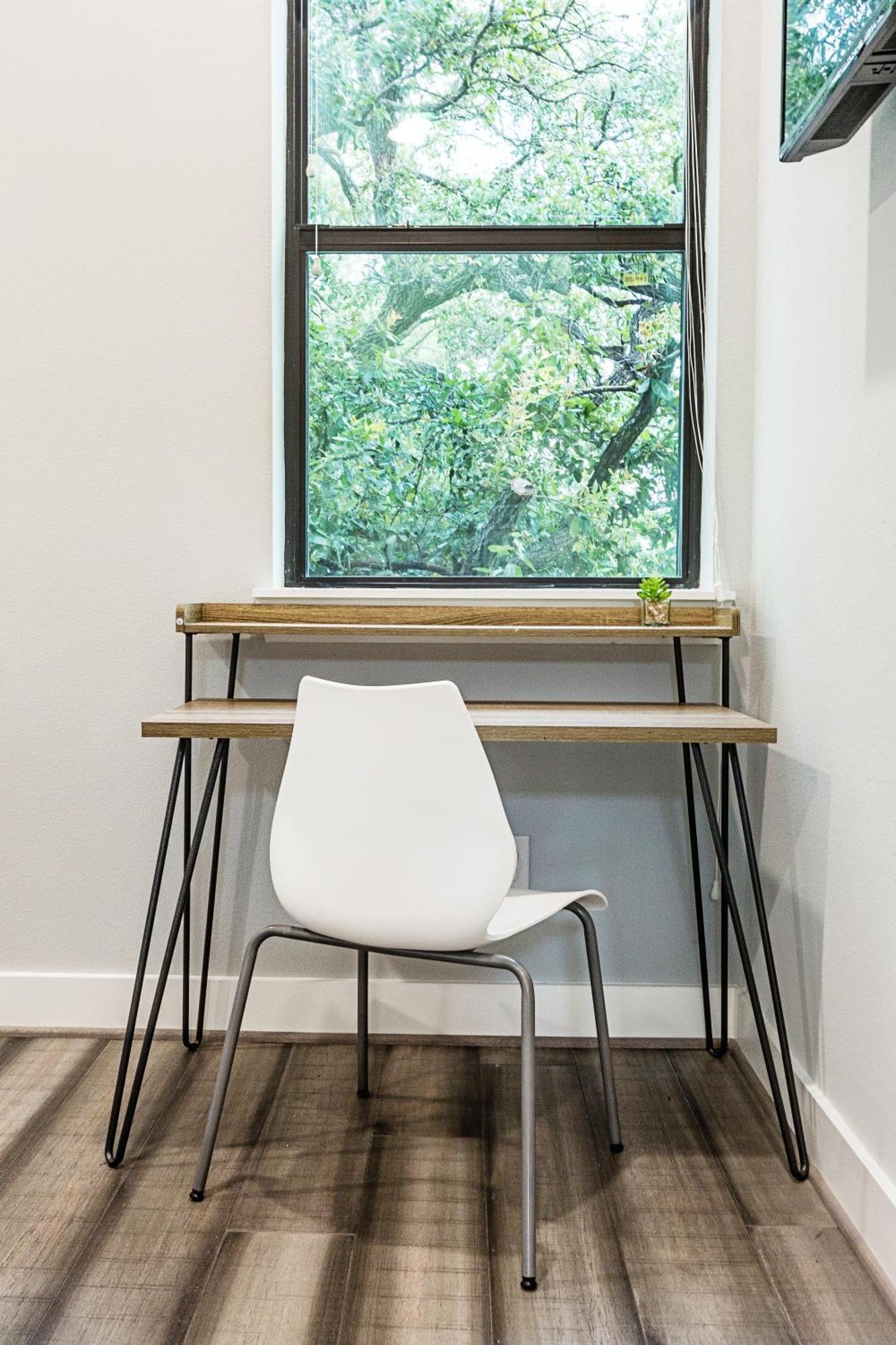 Montrose Guesthouse Suites By Dunyha Houston Bagian luar foto
