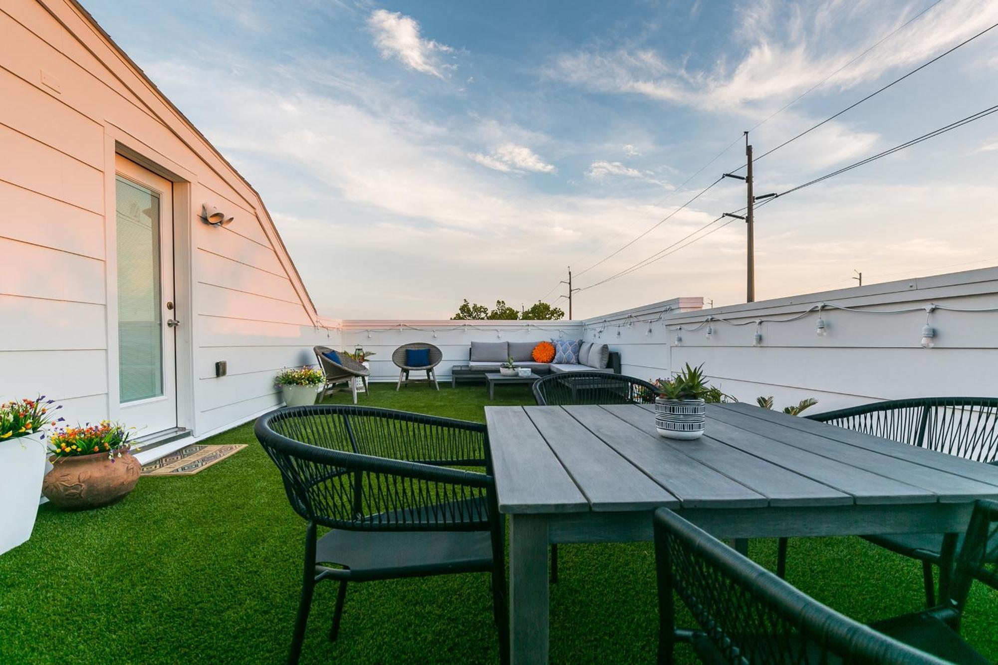 Montrose Guesthouse Suites By Dunyha Houston Bagian luar foto