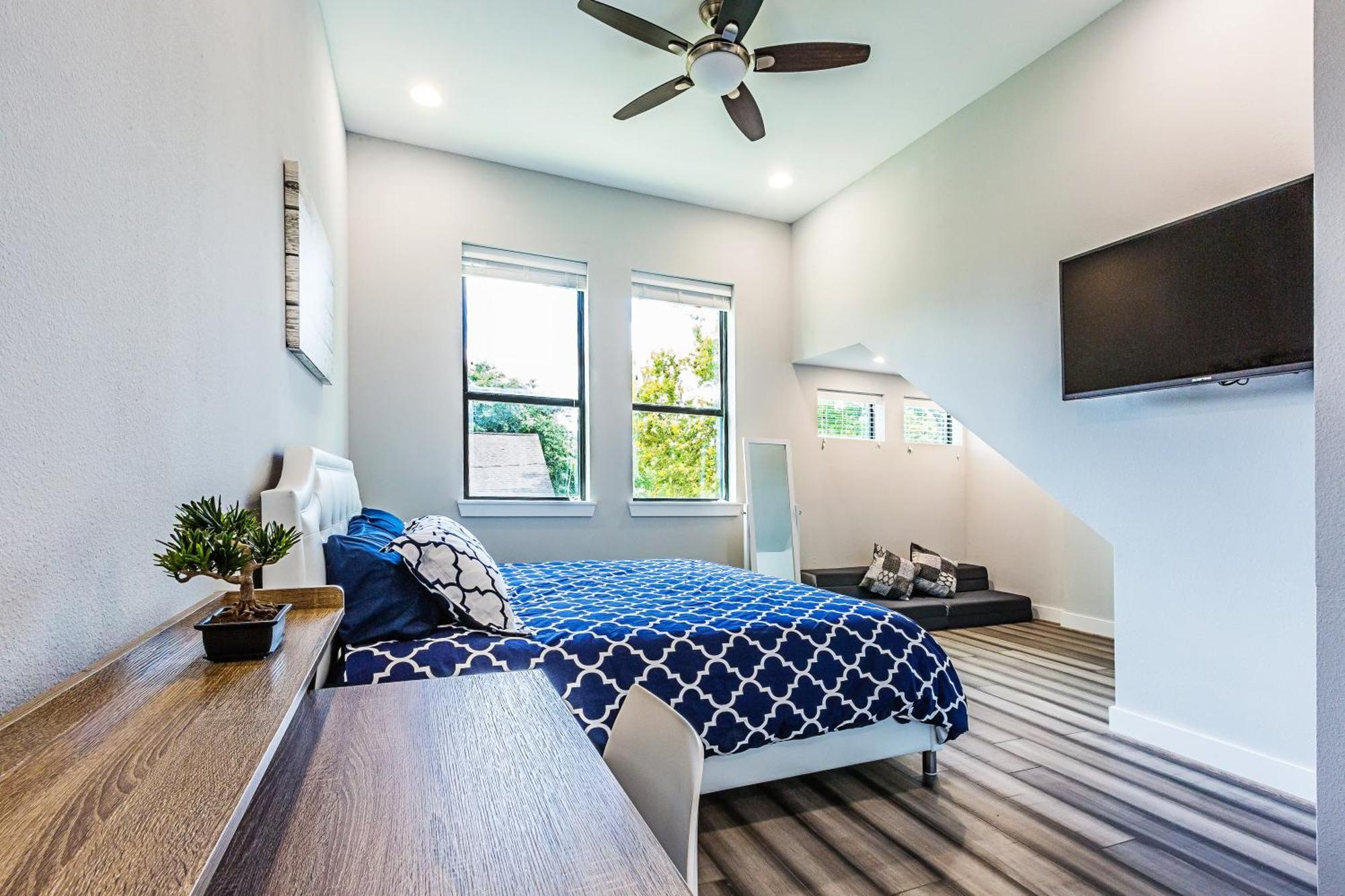 Montrose Guesthouse Suites By Dunyha Houston Bagian luar foto