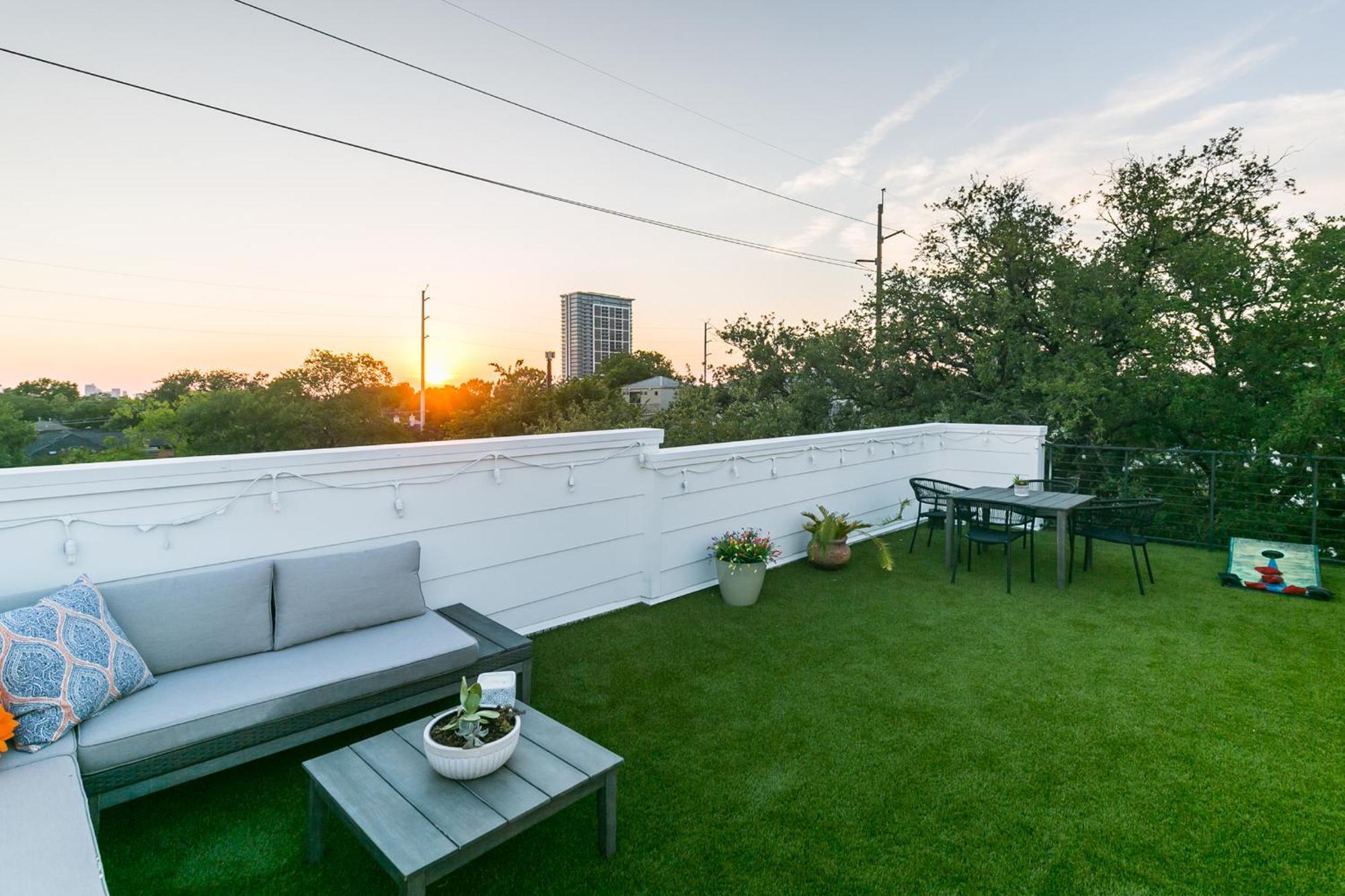 Montrose Guesthouse Suites By Dunyha Houston Bagian luar foto