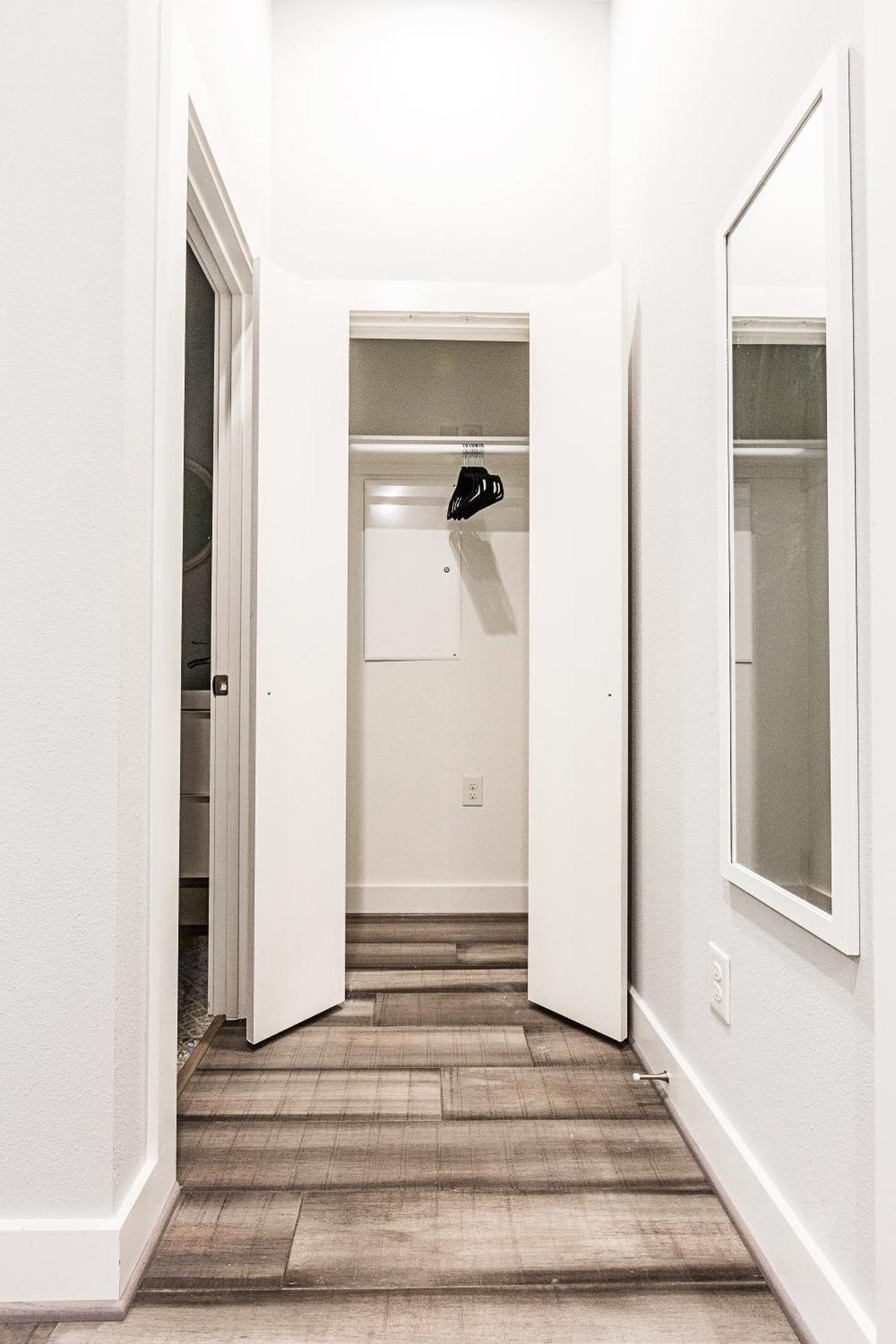Montrose Guesthouse Suites By Dunyha Houston Bagian luar foto