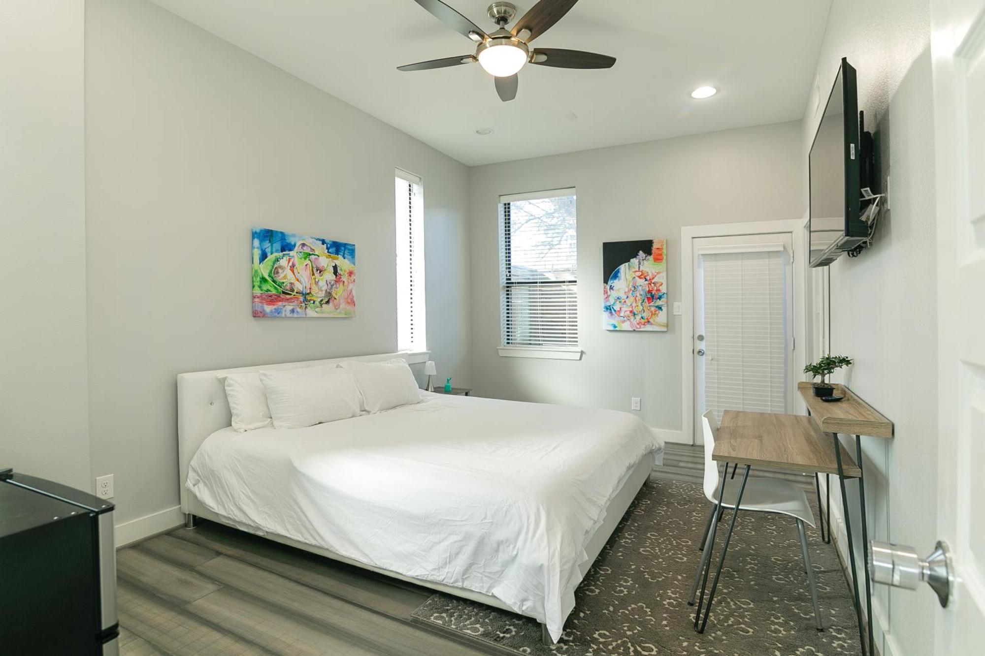 Montrose Guesthouse Suites By Dunyha Houston Bagian luar foto