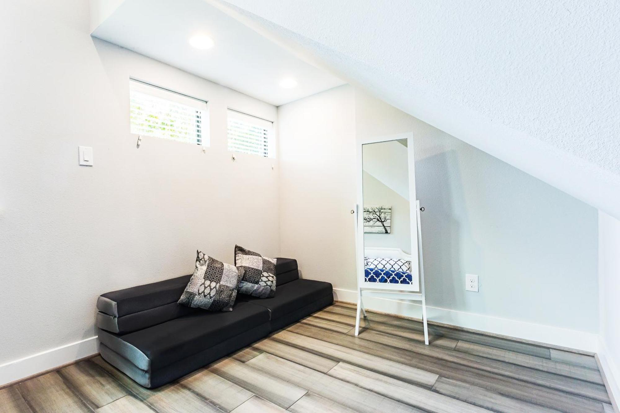 Montrose Guesthouse Suites By Dunyha Houston Bagian luar foto