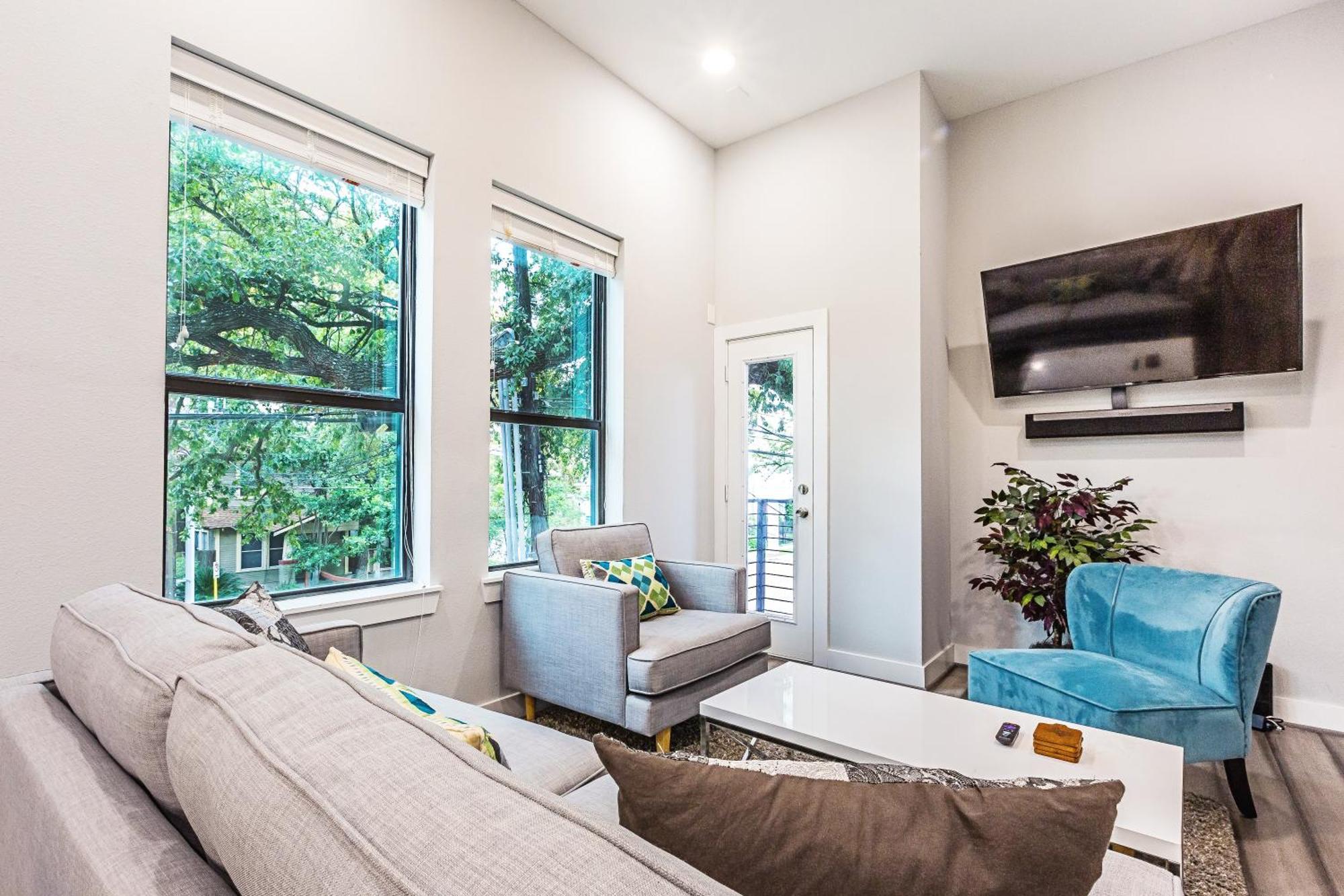 Montrose Guesthouse Suites By Dunyha Houston Bagian luar foto