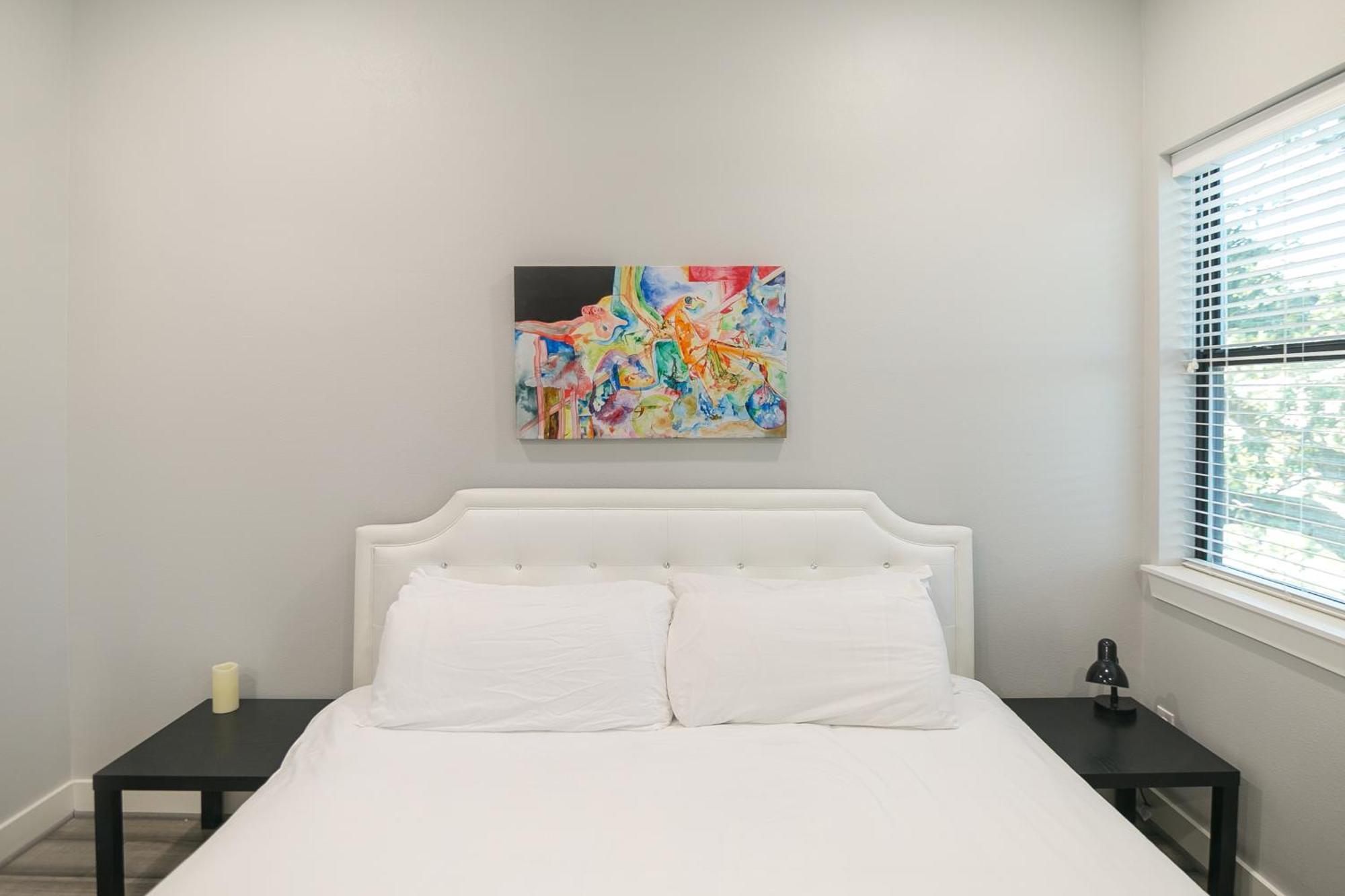 Montrose Guesthouse Suites By Dunyha Houston Bagian luar foto