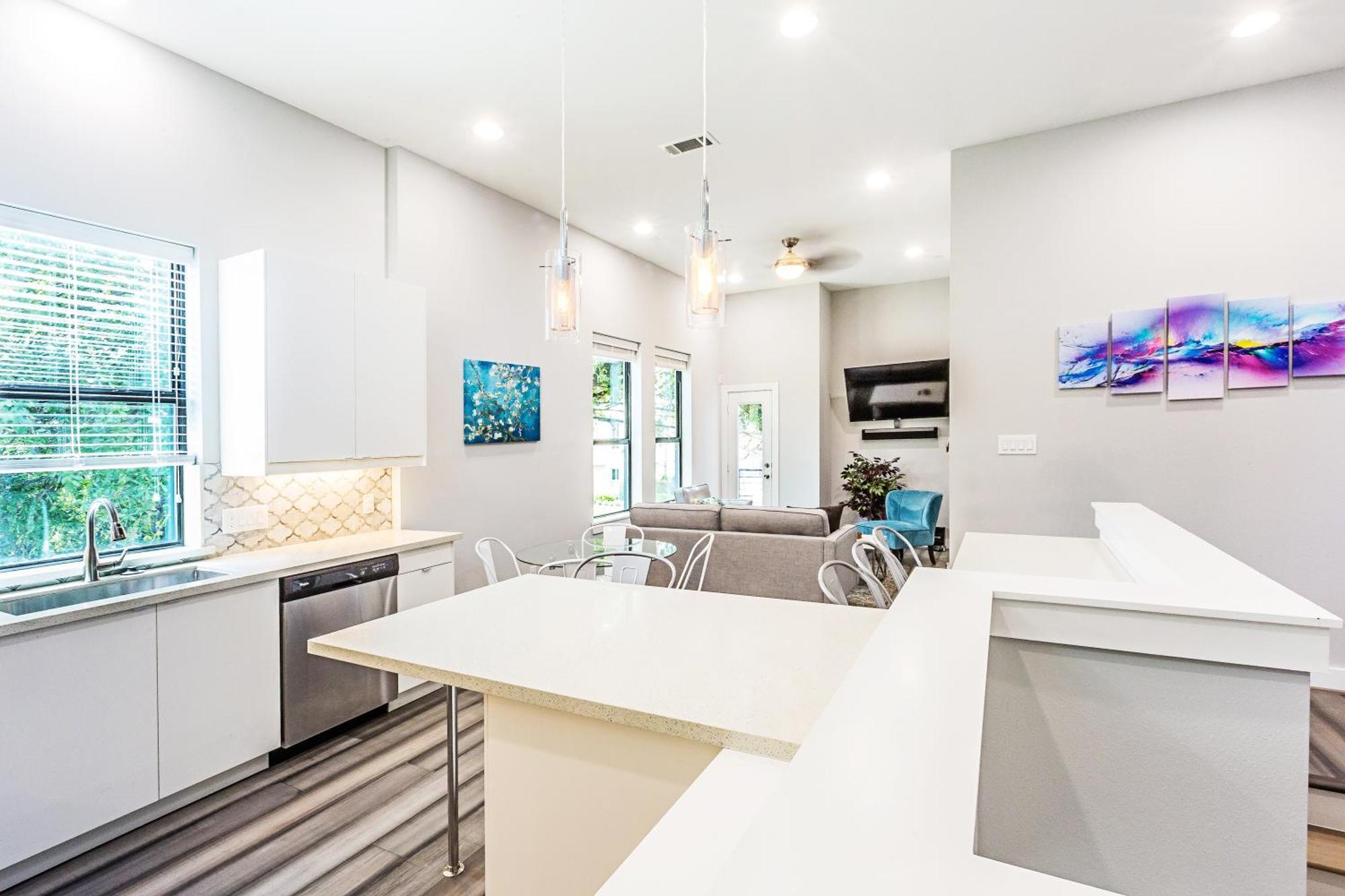 Montrose Guesthouse Suites By Dunyha Houston Bagian luar foto