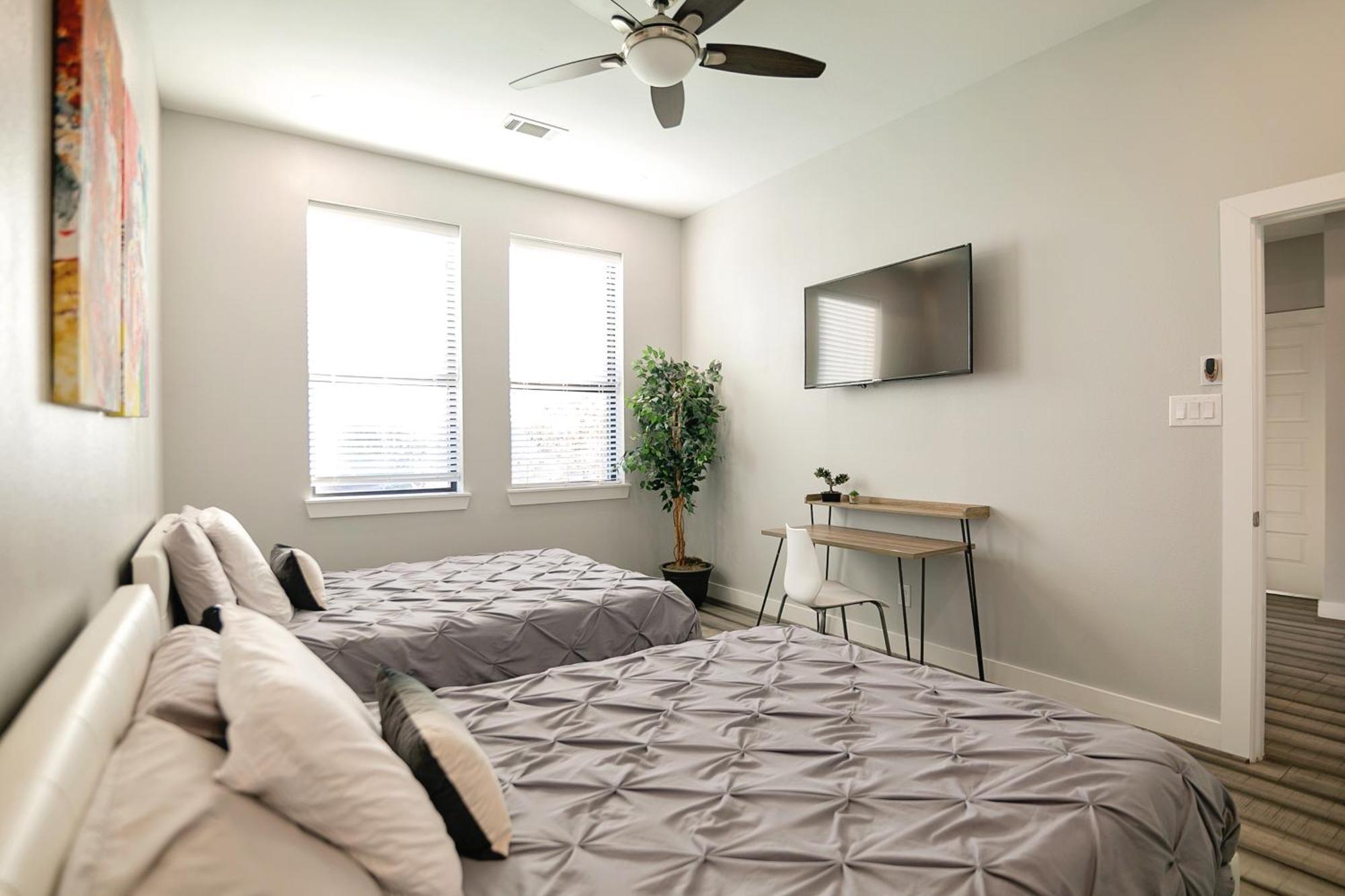Montrose Guesthouse Suites By Dunyha Houston Bagian luar foto