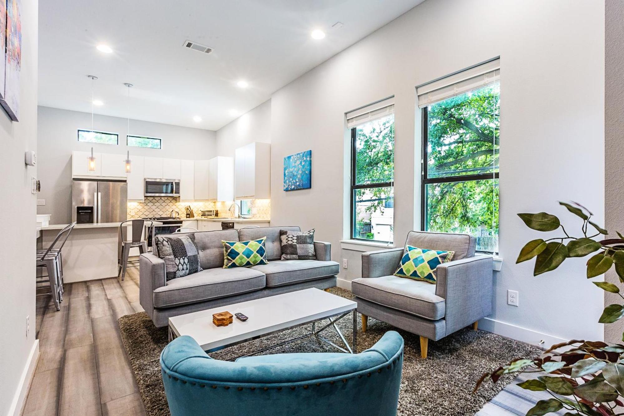 Montrose Guesthouse Suites By Dunyha Houston Bagian luar foto