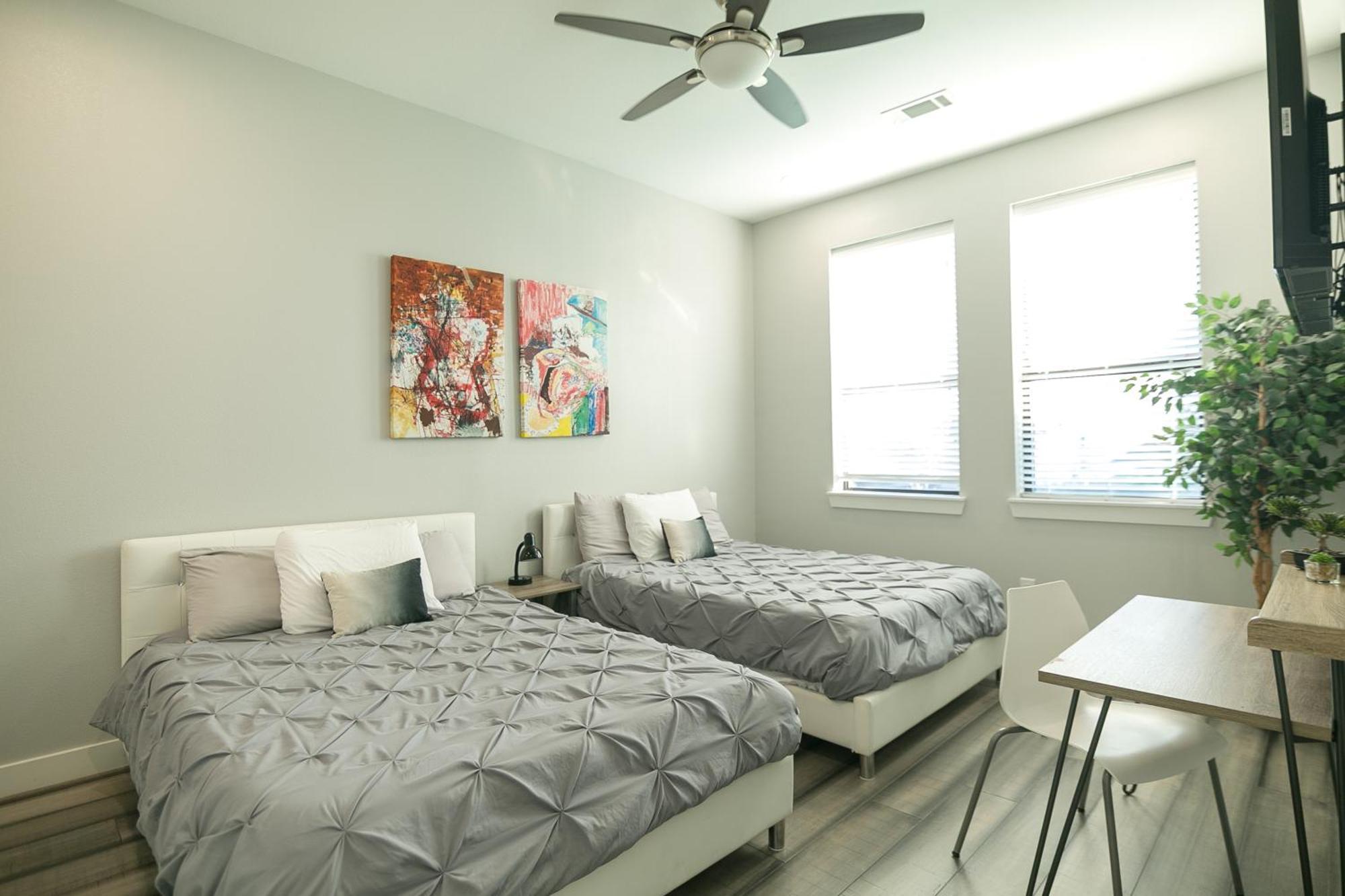 Montrose Guesthouse Suites By Dunyha Houston Bagian luar foto