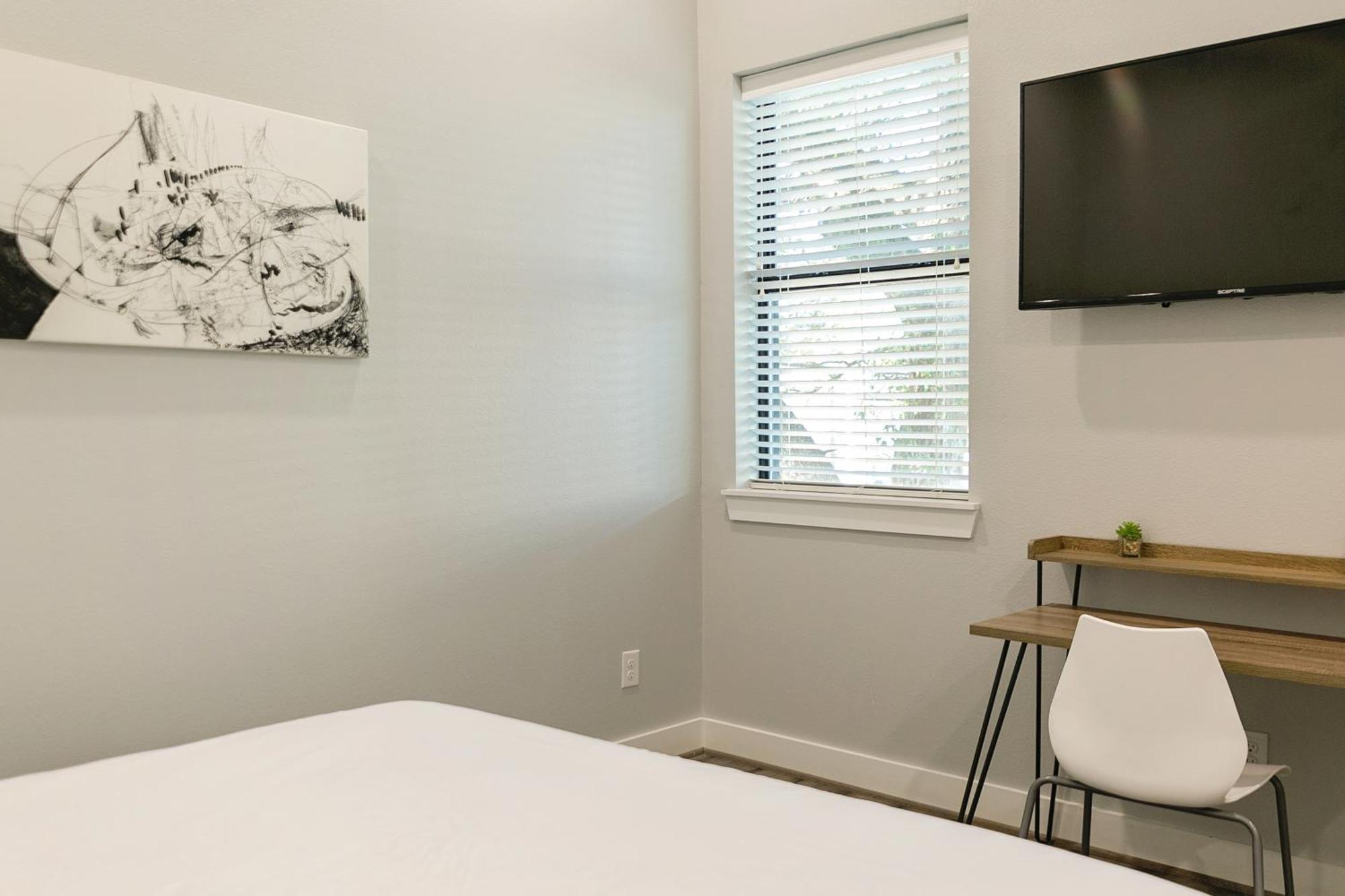 Montrose Guesthouse Suites By Dunyha Houston Bagian luar foto