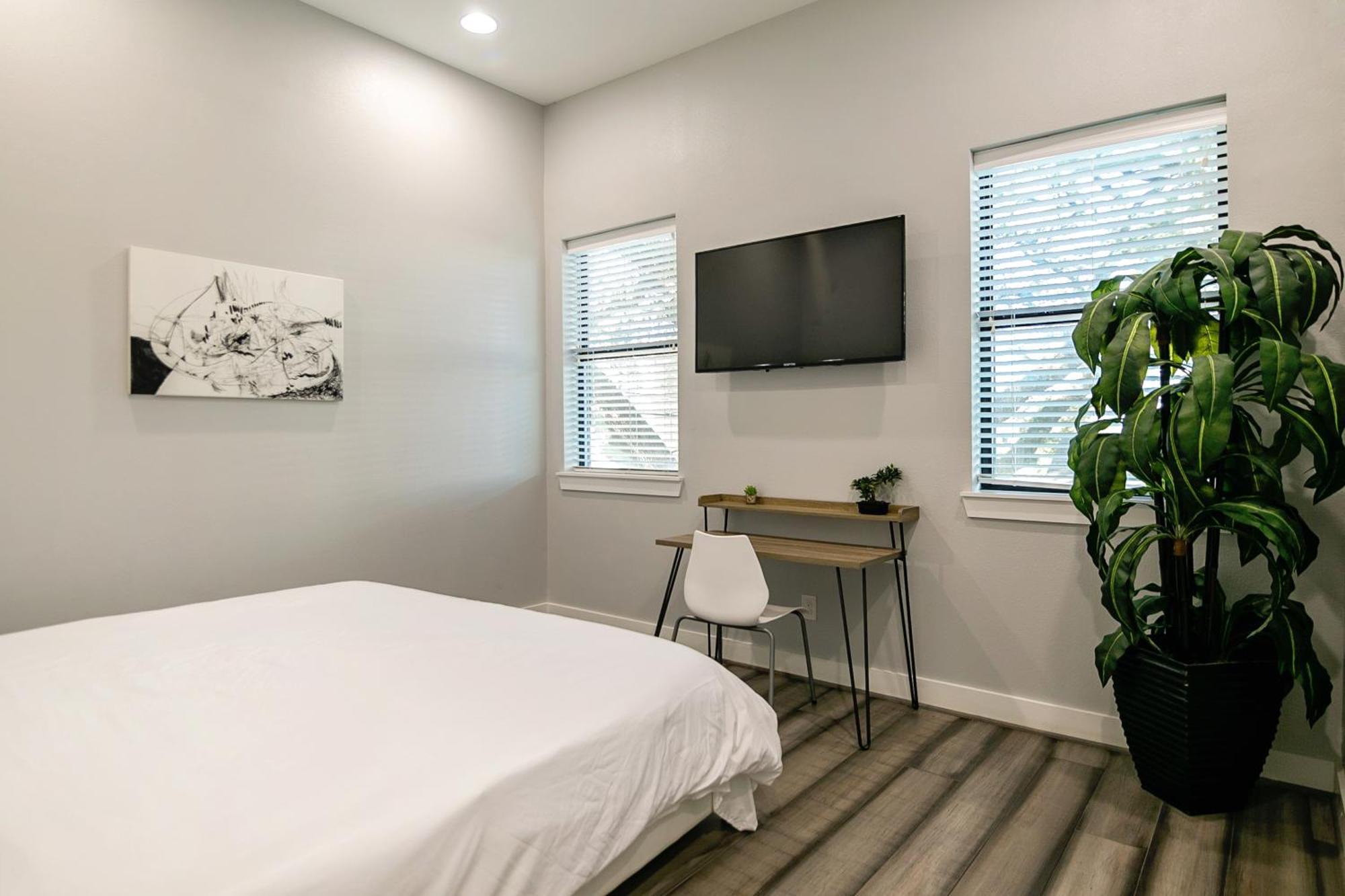Montrose Guesthouse Suites By Dunyha Houston Bagian luar foto