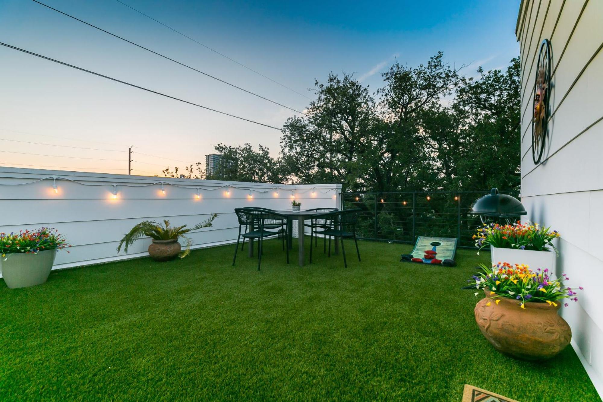 Montrose Guesthouse Suites By Dunyha Houston Bagian luar foto