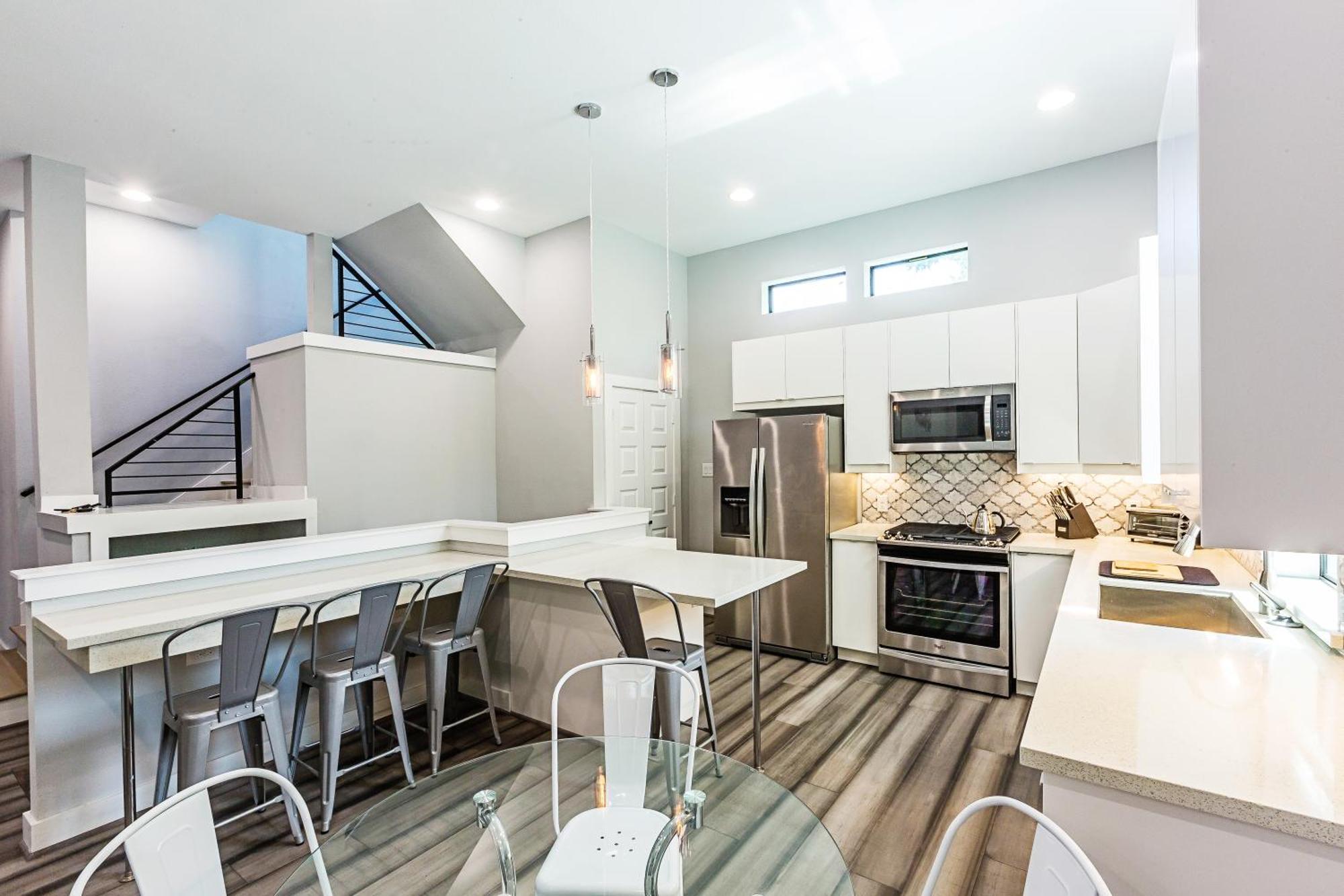 Montrose Guesthouse Suites By Dunyha Houston Bagian luar foto