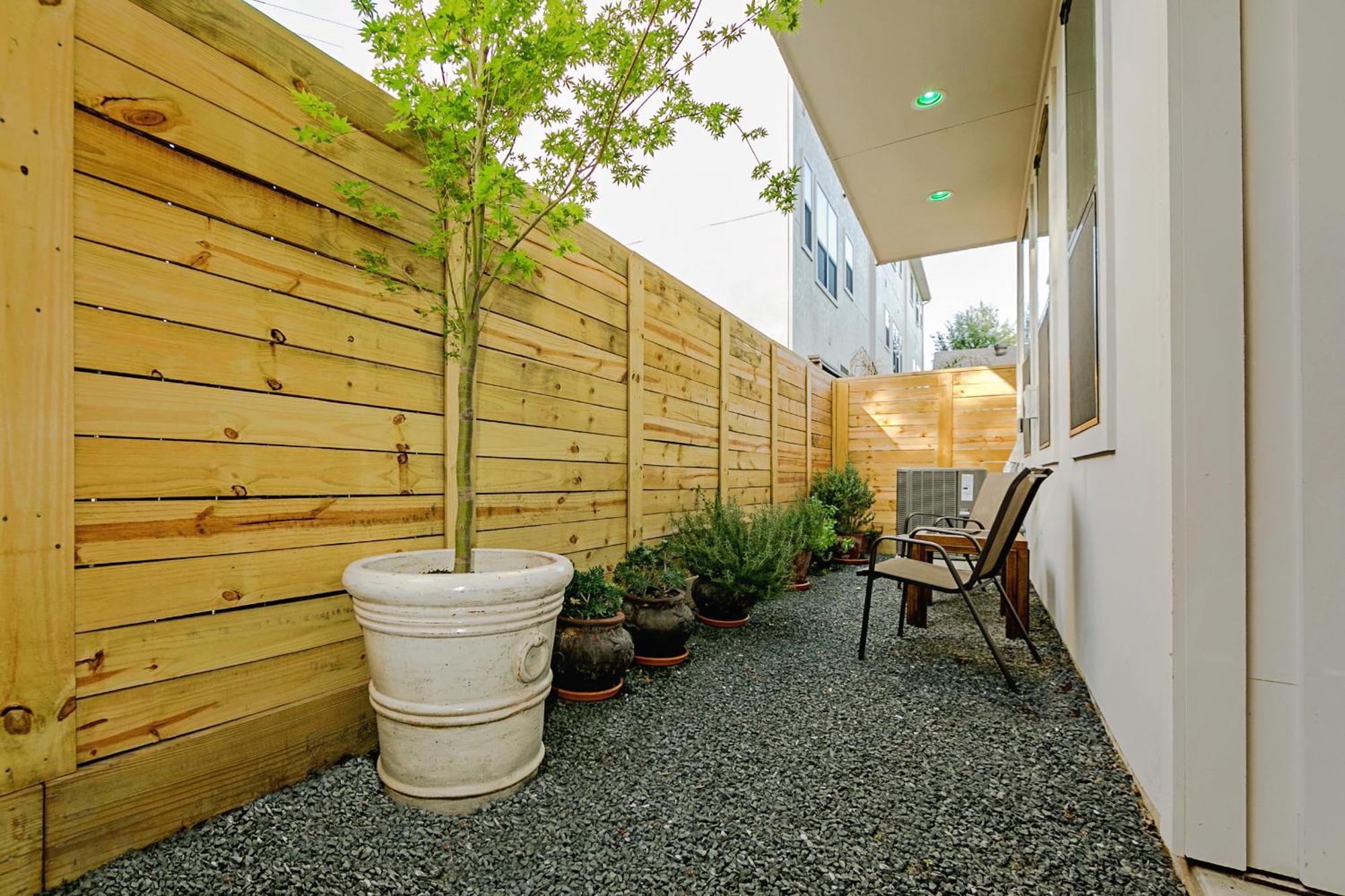 Montrose Guesthouse Suites By Dunyha Houston Bagian luar foto