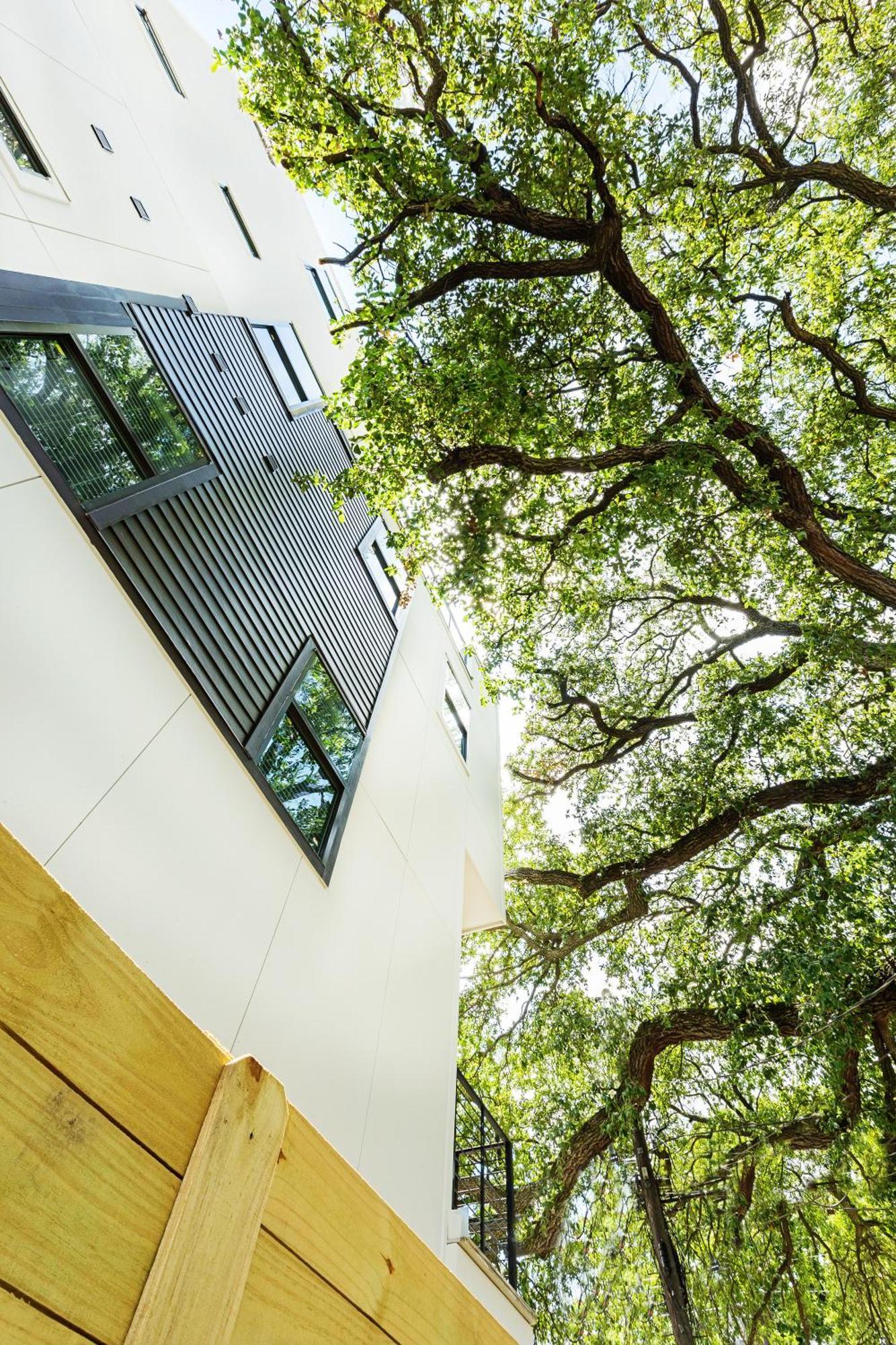 Montrose Guesthouse Suites By Dunyha Houston Bagian luar foto